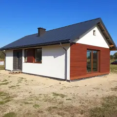 Nowy, nowoczesny dom 100m2 z poddaszem, z drewnianą elewacją i dużymi oknami. Idealny dla rodziny szukającej najtańszy dom.