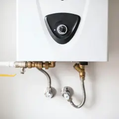 Nowoczesna instalacja gazowa w domu, z widocznym kotłem i przyłączami.