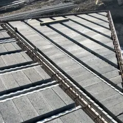 Budowa stropu Rector: betonowe pustaki i zbrojenie czekają na zalanie betonem.
