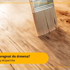 Pędzel nakłada preparat na drewno. Czy wybrać lakierobejcę czy impregnat? Porady ekspertów.