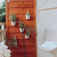 Montaż płotu lamelowego na balkonie: Poradnik DIY krok po kroku