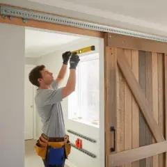 Drzwi przesuwne DIY: Montaż krok po kroku i oszczędność