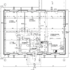 Projekt budowlany zawiera rzuty pomieszczeń: pokoje, salon z kuchnią, łazienkę, kotłownię, wiatrołap i korytarz, z wymiarami i powierzchniami.