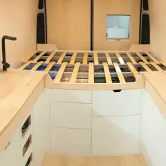 Jak zrobić meble do przyczepy kempingowej? Praktyczny poradnik DIY