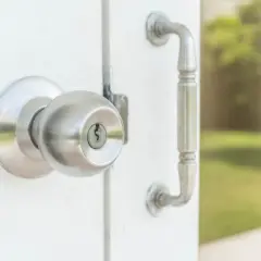 Jak otworzyć zatrzaśnięte drzwi? Sprawdzone metody i rady