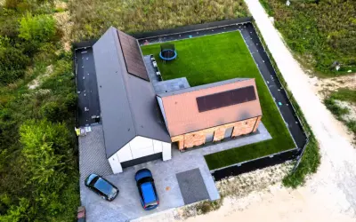 Nowy dom 80m2 pod klucz z panelami słonecznymi, trawnikiem i trampoliną. Koszt budowy domu 80m2 pod klucz jest tu widoczny.