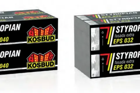 Dwa stosy płyt styropianowych EPS 70-040 i EPS 032 marki KOSBUD, gotowe do ocieplenia fasady.