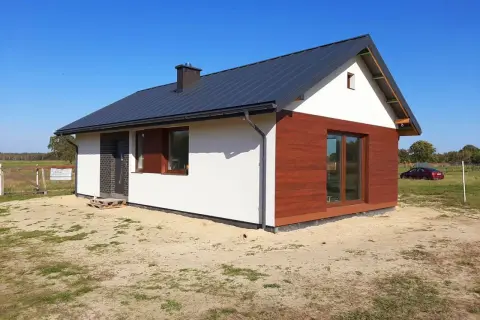 Nowy, nowoczesny dom 100m2 z poddaszem, z drewnianą elewacją i dużymi oknami. Idealny dla rodziny szukającej najtańszy dom.