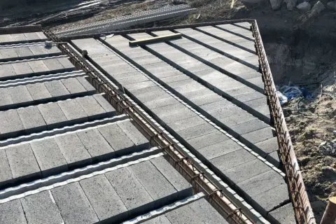 Budowa stropu Rector: betonowe pustaki i zbrojenie czekają na zalanie betonem.