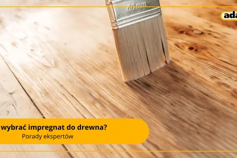 Pędzel nakłada preparat na drewno. Czy wybrać lakierobejcę czy impregnat? Porady ekspertów.
