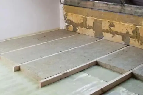 Ocieplenie stropu: Najtańsze materiały i DIY. Obniż rachunki!
