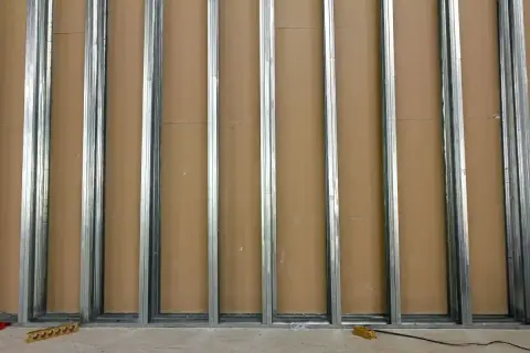 Konstrukcja ścianki działowej z profili CW. Metalowe słupki tworzą szkielet dla przyszłych ścian.