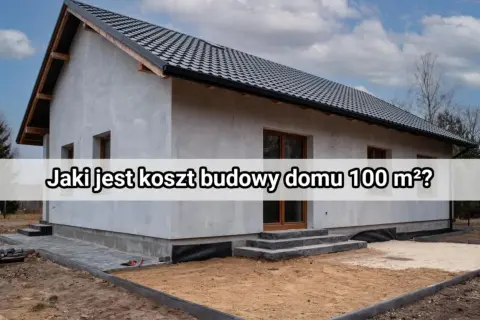 Tanie domy w budowie: szary, nieotynkowany budynek z czarnym dachem i schodami.