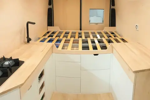 Jak zrobić meble do przyczepy kempingowej? Praktyczny poradnik DIY