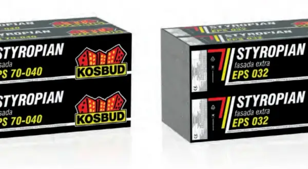 Dwa stosy płyt styropianowych EPS 70-040 i EPS 032 marki KOSBUD, gotowe do ocieplenia fasady.
