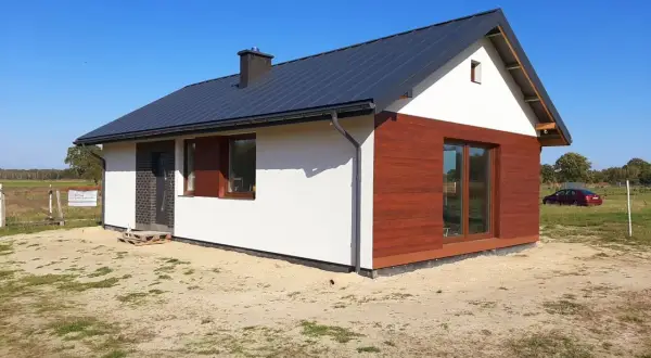 Nowy, nowoczesny dom 100m2 z poddaszem, z drewnianą elewacją i dużymi oknami. Idealny dla rodziny szukającej najtańszy dom.