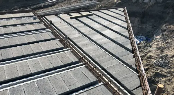 Budowa stropu Rector: betonowe pustaki i zbrojenie czekają na zalanie betonem.