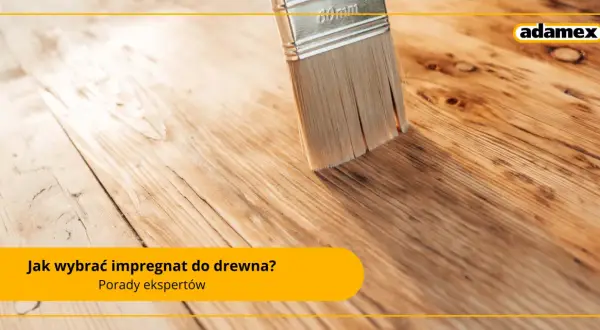 Pędzel nakłada preparat na drewno. Czy wybrać lakierobejcę czy impregnat? Porady ekspertów.