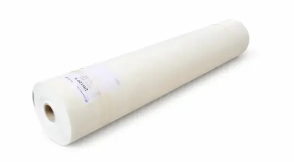 Biały abizol w rolce, z etykietą z oznaczeniem DH120 K. Materiał budowlany do izolacji.