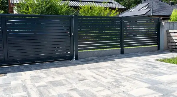 Ogrodzenie tarasu: materiały, koszty, przepisy i inspiracje