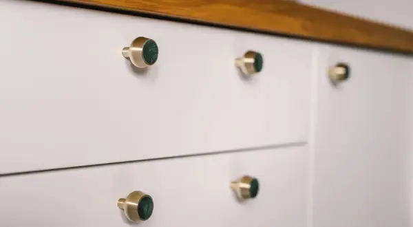 Jak zrobić uchwyty do mebli DIY? Praktyczny poradnik krok po kroku
