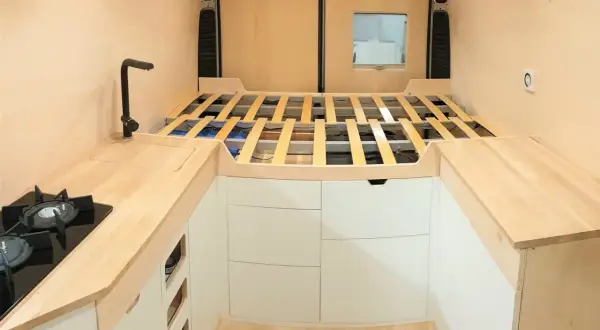 Jak zrobić meble do przyczepy kempingowej? Praktyczny poradnik DIY