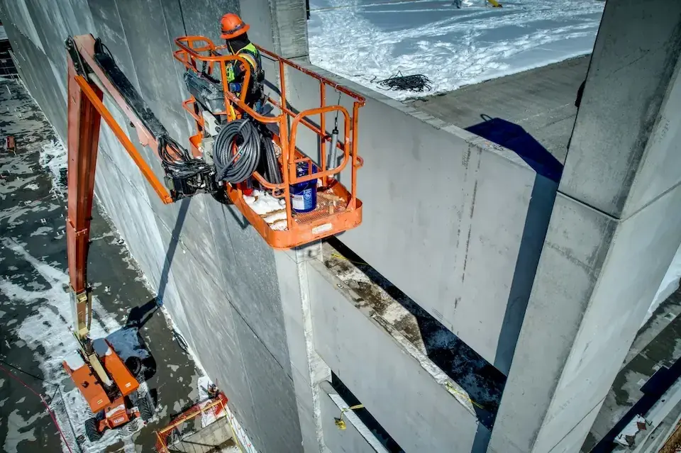Betonowanie stropu zimą i latem: Jaka temperatura jest bezpieczna?