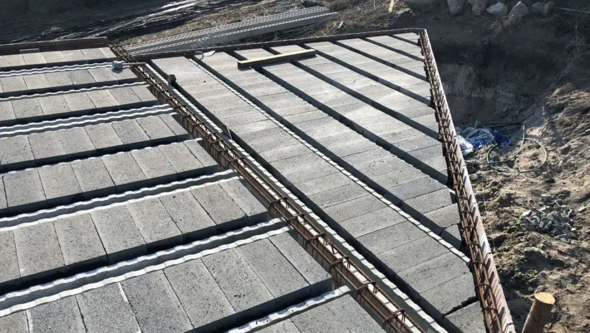 Budowa stropu Rector: betonowe pustaki i zbrojenie czekają na zalanie betonem.