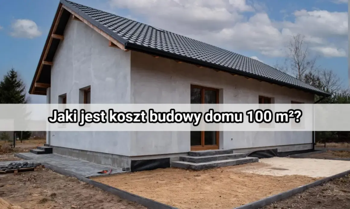 Tanie domy w budowie: szary, nieotynkowany budynek z czarnym dachem i schodami.