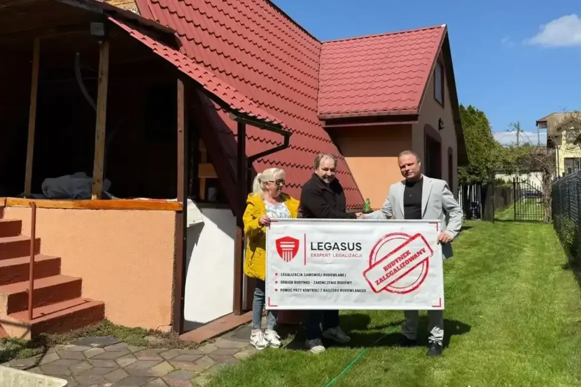 Trzy osoby trzymają baner "Budynek zalegalizowany" przed domem. Dowiedz się, jak zrobić odbiór domu po 20 latach.