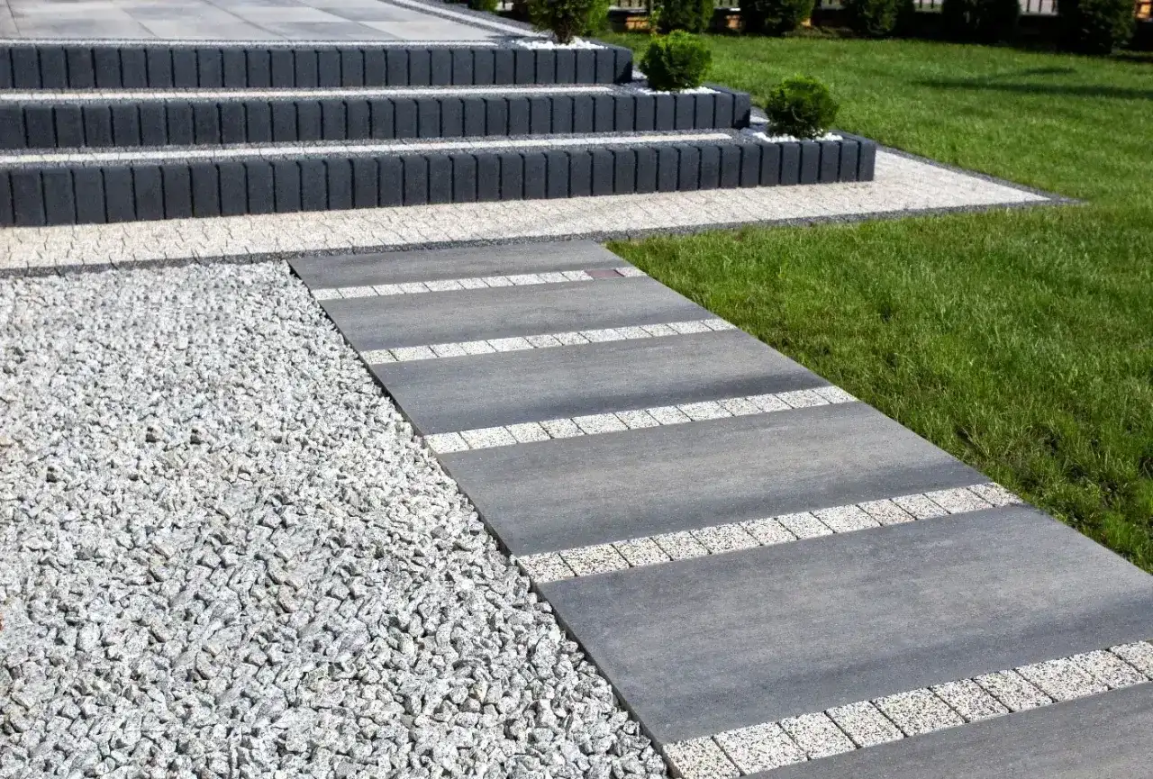 Koszt chodnika przed domem - które materiały naprawdę się opłacają?
