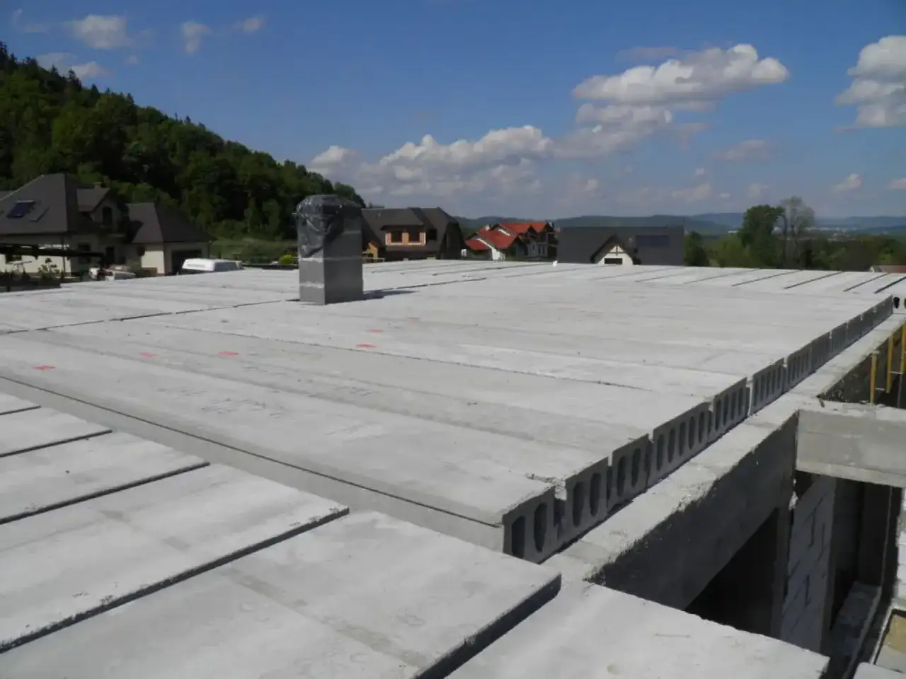 Jaki strop wybrać do domu? Porównanie technologii i kosztów