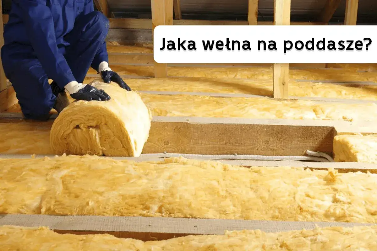 Pracownik układa wełnę mineralną na poddaszu. Zastanawiasz się, ile wełny na poddasze potrzebujesz?