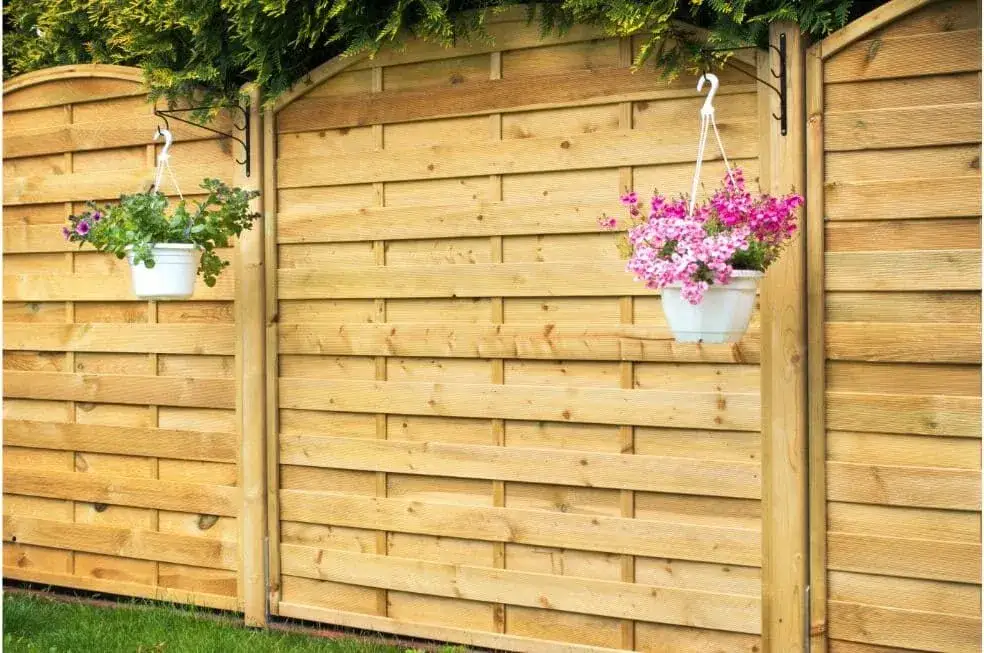 Zdjęcie Montaż płotu lamelowego krok po kroku: Poradnik DIY