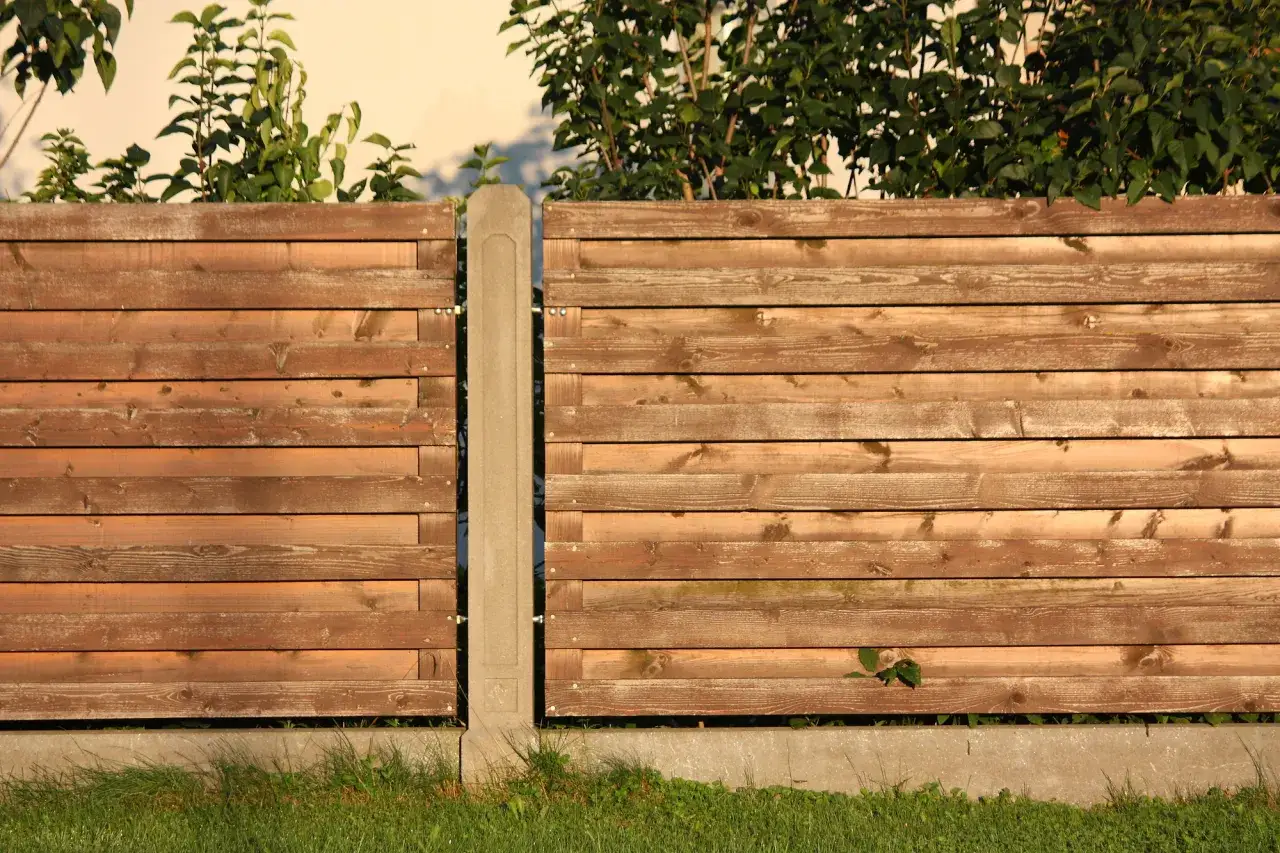 Zdjęcie Płot lamelowy odporny na wiatr: Sprawdzone metody zabezpieczenia