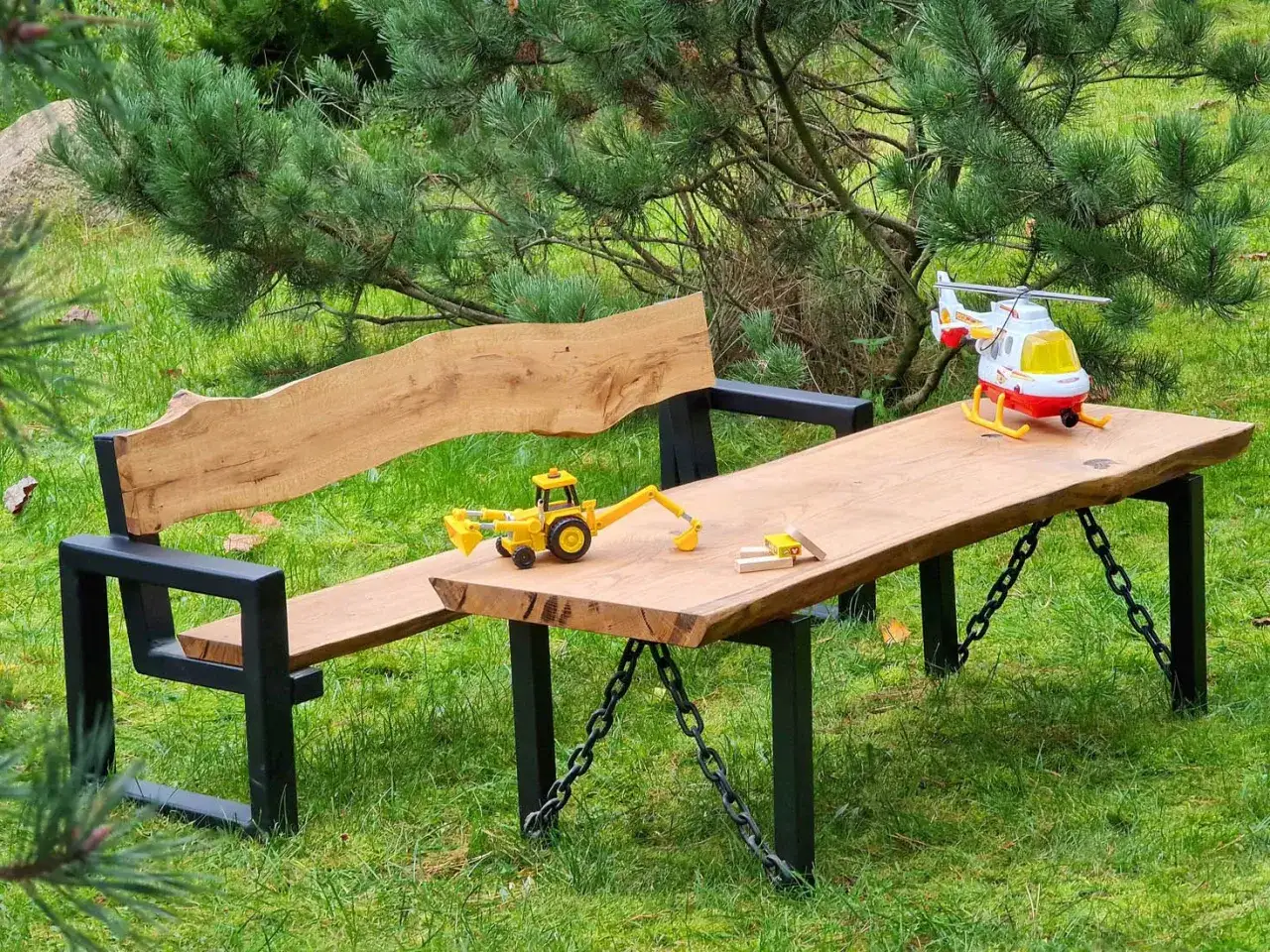Zdjęcie Stół ogrodowy DIY: Blat drewniany + nogi metalowe - Poradnik