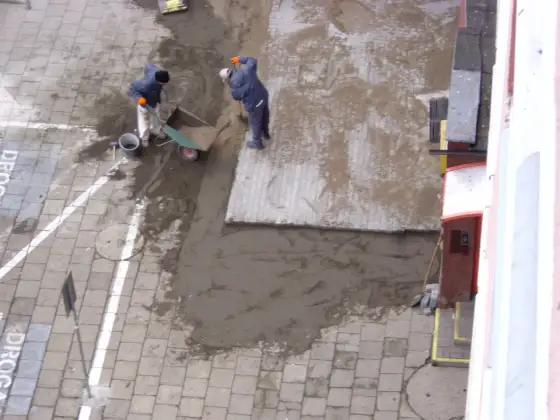 Co położyć na stary chodnik betonowy? Najlepsze opcje